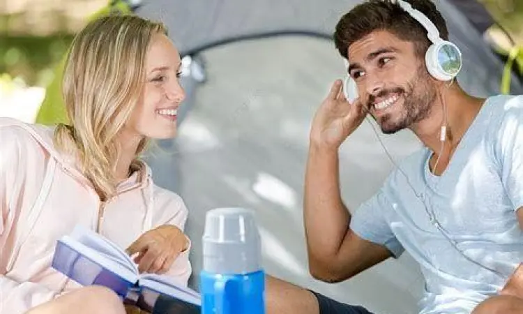 pasangan mendengarkan musik pop