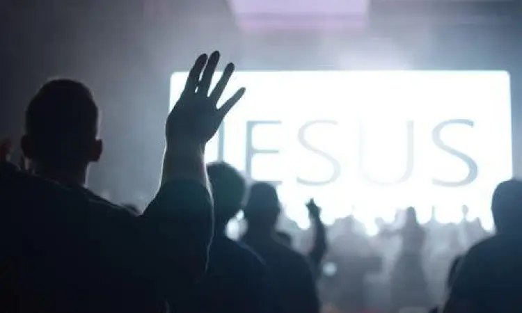 Ibadah Raya di Gereja Puji Pujian Kristen