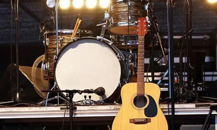 Konser musik akustik yang membawakan lagu cinta dan air mata