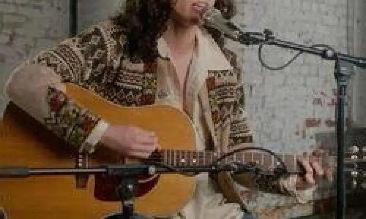 Conan Gray bermain gitar akustik