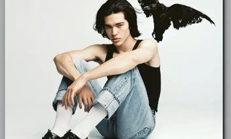 Conan Gray Live Performance Conan Gray bernyanyi di atas panggung