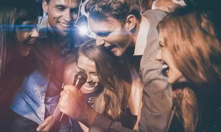 Suasana karaoke keluarga Suasana karaoke keluarga