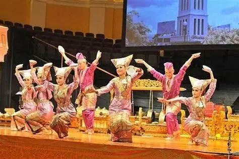 Budaya Minangkabau Makna budaya Minangkabau dalam lagu