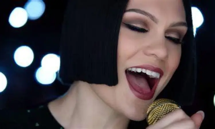 Jessie J menyanyi