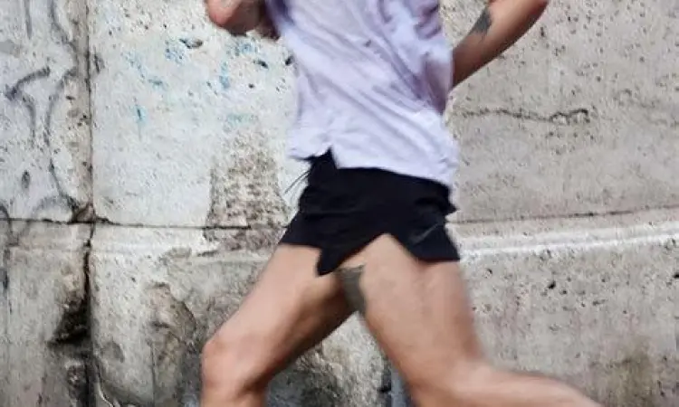 Harry Styles berlari di Italia