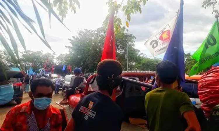 Simbol Kekuatan Politik Lambang partai PDI Perjuangan dan Gerindra berdampingan