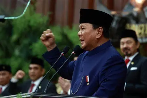Prabowo dan Rakyat Foto Prabowo Subianto sedang berinteraksi dekat dengan masyarakat