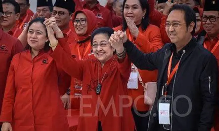 Prananda Prabowo mendampingi Megawati Soekarnoputri dalam acara partai