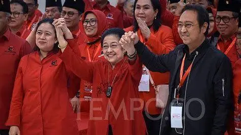 Kedekatan Prananda Prabowo dan Megawati Prananda Prabowo mendampingi Megawati Soekarnoputri dalam acara partai