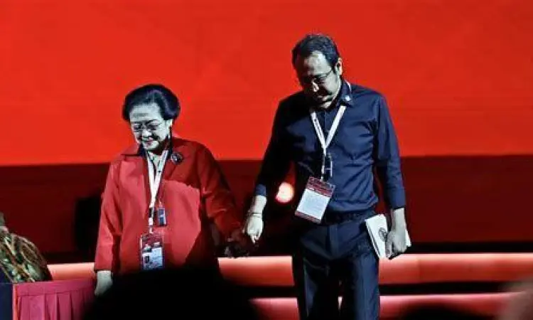 Prananda Prabowo saat menyalurkan hobi bermusiknya