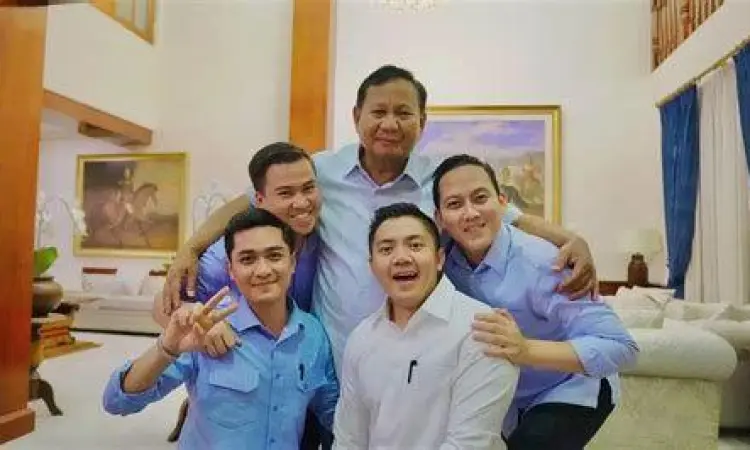 Prabowo Subianto didampingi tim ajudan dan sespri