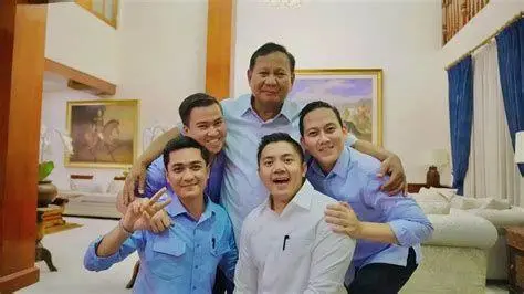 Tim Pendukung Prabowo Prabowo Subianto didampingi tim ajudan dan sespri