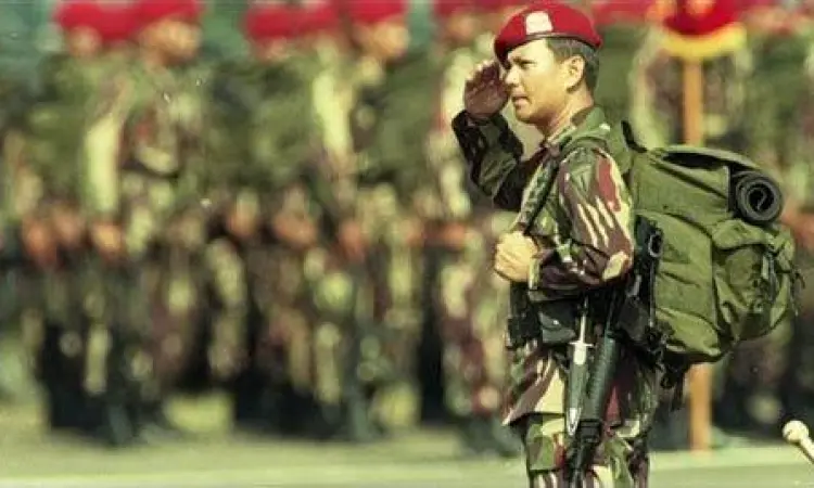 Prabowo Subianto dalam seragam militer dengan postur tegap