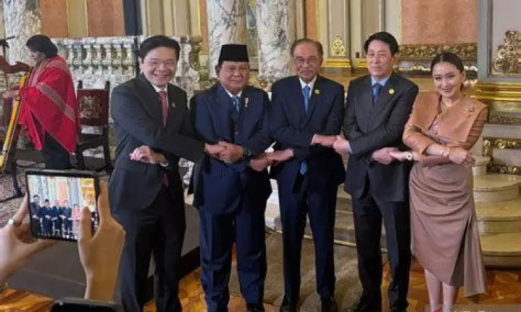 Prabowo Subianto bersalaman dengan pemimpin negara lain