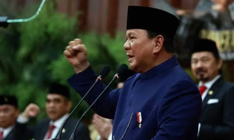 Prabowo Subianto sedang memberikan pidato di atas panggung
