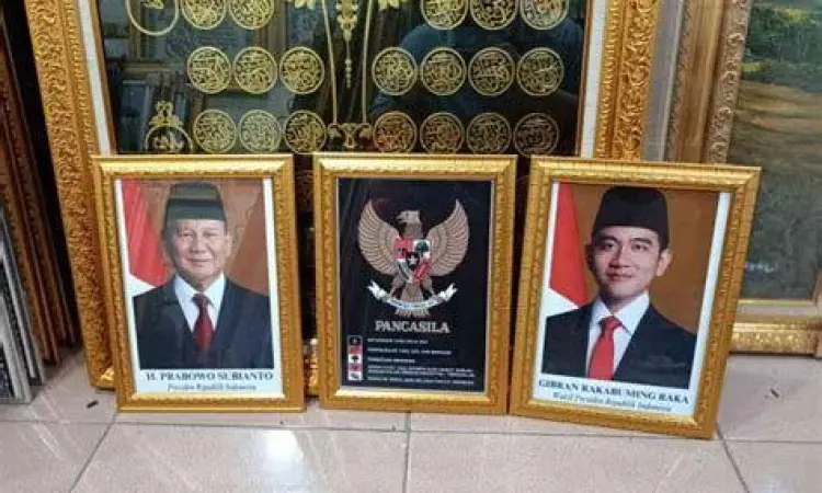 Standar Pemasangan Foto Standar pemasangan bingkai foto presiden di kantor