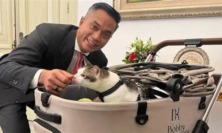 Bobby Kertanegara di dalam stroller di Istana Negara