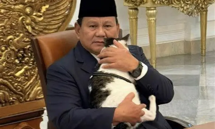 Prabowo Subianto menggendong kucing kesayangannya Bobby