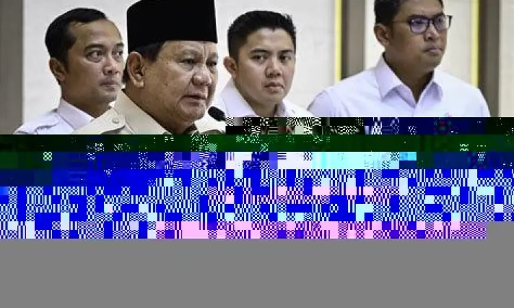 Prabowo Subianto menjalankan ibadah