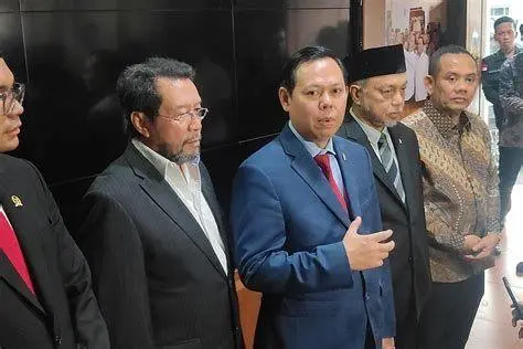 Prabowo Subianto di Kantor Prabowo Subianto sedang bekerja di kantor Kementerian Pertahanan