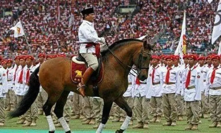 Prabowo Subianto sedang melakukan hobi berkuda