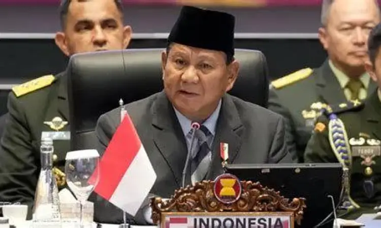 Prabowo Subianto mengenakan seragam resmi kementerian