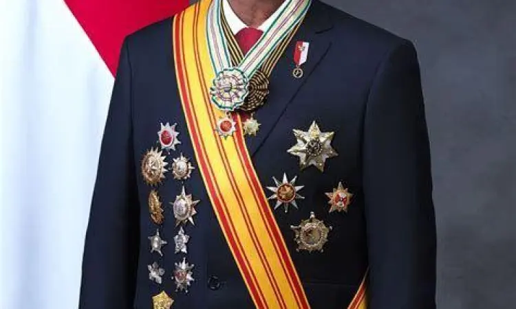 Potret Resmi Kenegaraan Gambar Presiden Prabowo dengan jas formal dan dasi merah