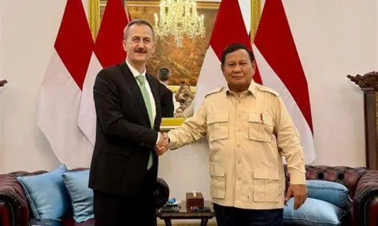 Prabowo Subianto meninjau fasilitas industri di Cilegon