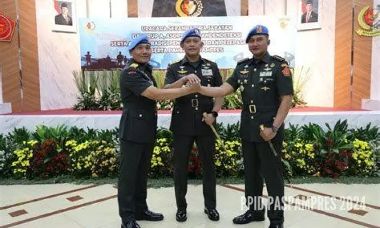 Pengawalan Melekat Paspampres Anggota Paspampres siaga di sekitar Prabowo Subianto