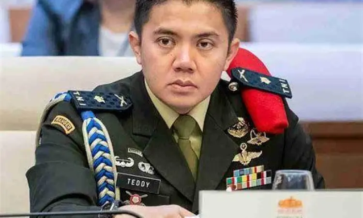 Koordinasi Keamanan VVIP Mayor Teddy Indra Wijaya sedang berkoordinasi dengan Paspampres