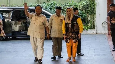 Diskusi Prabowo dan Yenny Wahid Prabowo Subianto dan Yenny Wahid berdiskusi santai