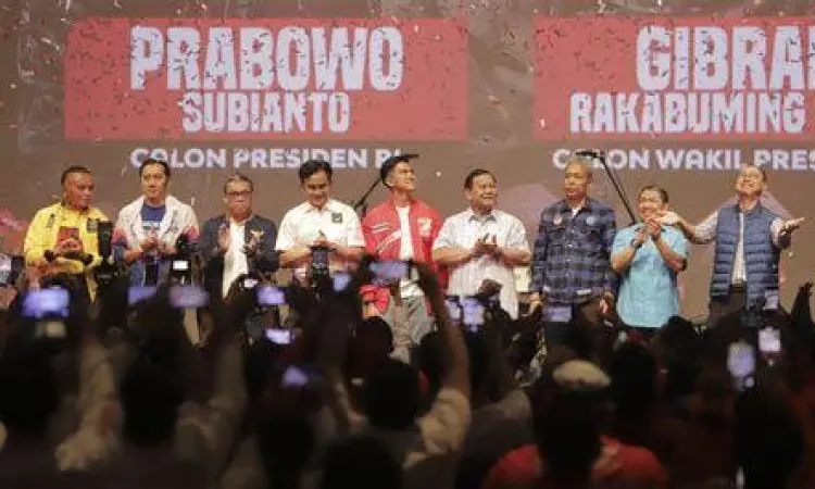 Kaesang Pangarep dan Prabowo Subianto bersalaman