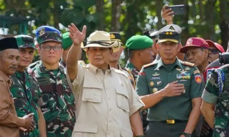 Prabowo Subianto dengan seragam militer lengkap