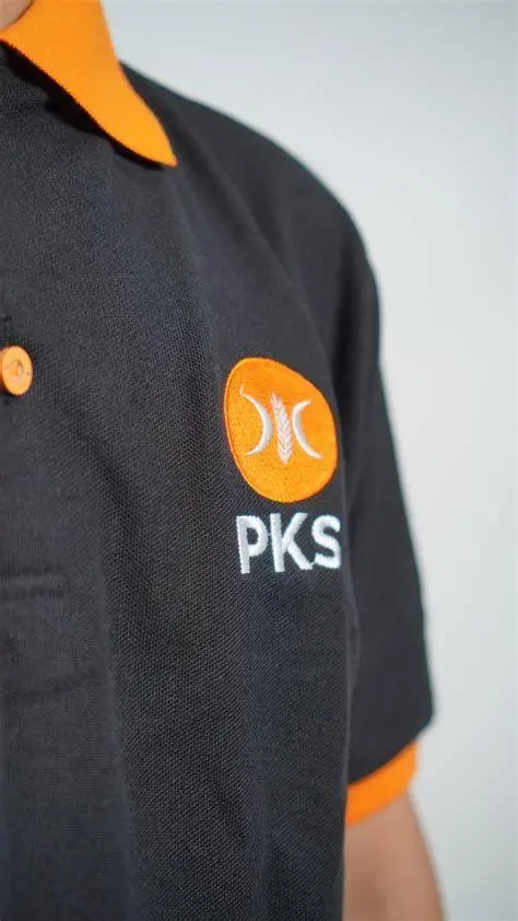 Proses Produksi Kaos Proses produksi kaos partai di konveksi