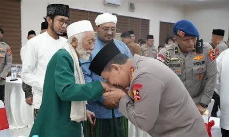 Silaturahmi Kapolri dengan Tokoh Agama Listyo Sigit Prabowo bersilaturahmi dengan ulama di pesantren