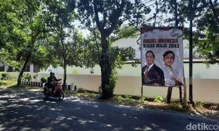 Kampanye Visual Paslon Baliho kampanye Prabowo Gibran di jalan protokol