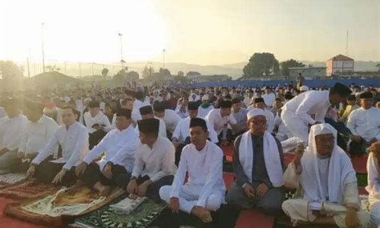 Prabowo Sholat Prabowo Subianto sedang melaksanakan ibadah sholat