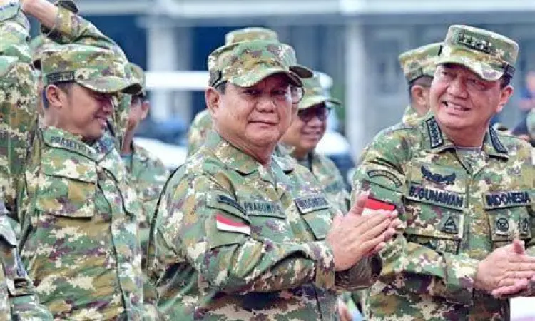 Prabowo Subianto mengenakan seragam taruna Akademi Militer