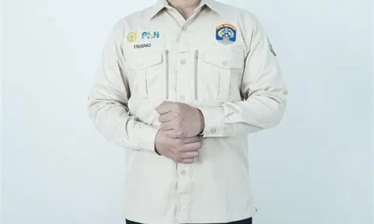 Proses pembuatan kemeja safari custom di konveksi lokal