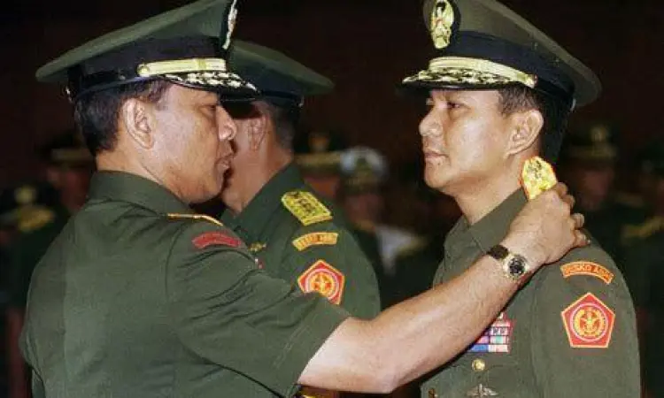 Prabowo Subianto dalam seragam militer era 1990-an