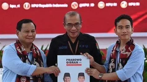 Prabowo-Gibran dan Pemilih Muda Prabowo dan Gibran berinteraksi dengan pemilih muda