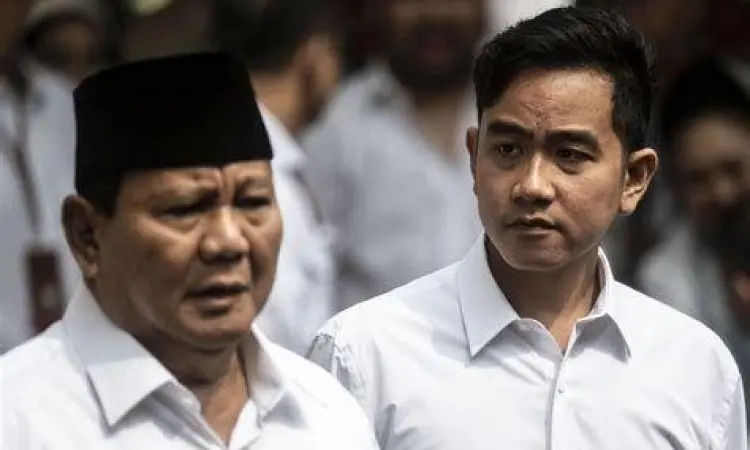 Ajudan sedang melakukan koordinasi pengamanan VVIP