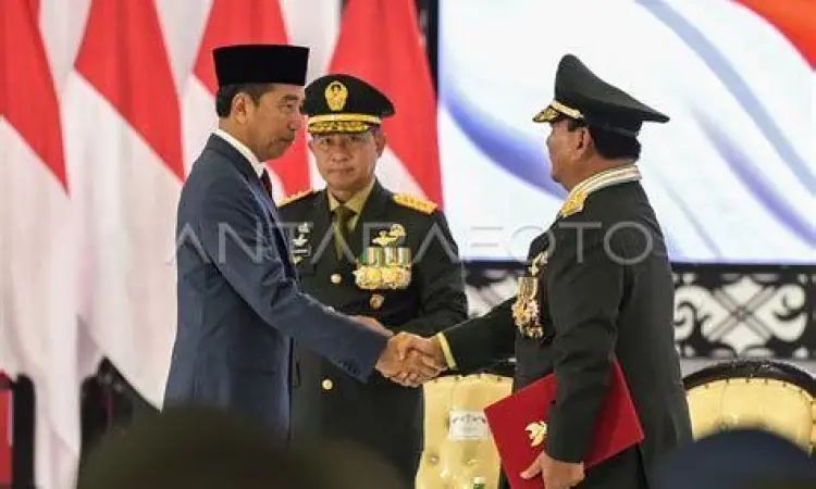 Jokowi menyematkan pangkat bintang empat kepada Prabowo