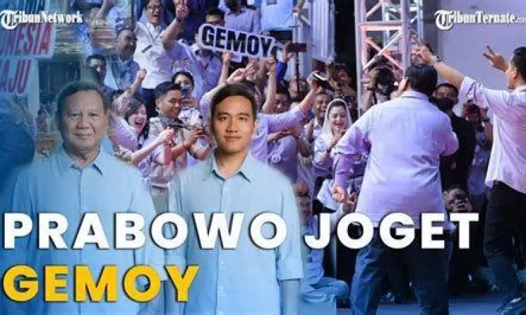 Prabowo Subianto melakukan gerakan joget khas di depan pendukungnya