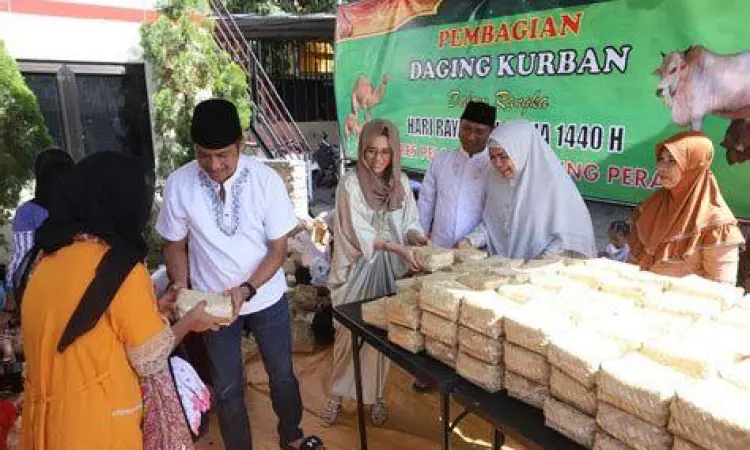 Masyarakat mengantre daging kurban dengan tertib