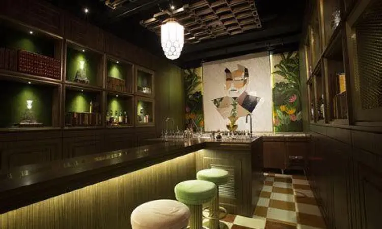 Desain Interior The Old Man Bar Interior The Old Man Bar Hong Kong yang artistik