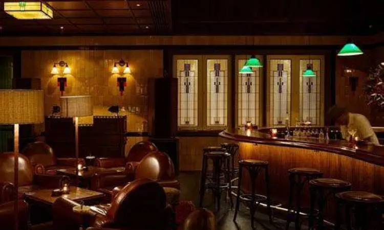 Suasana The Cocktail Club Jakarta rancangan Agung Prabowo