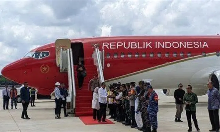 Pesawat kepresidenan Indonesia One Boeing 737-800 BBJ2 di landasan pacu