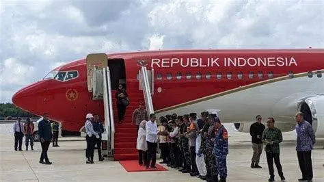 Armada Utama Indonesia One Pesawat kepresidenan Indonesia One Boeing 737-800 BBJ2 di landasan pacu