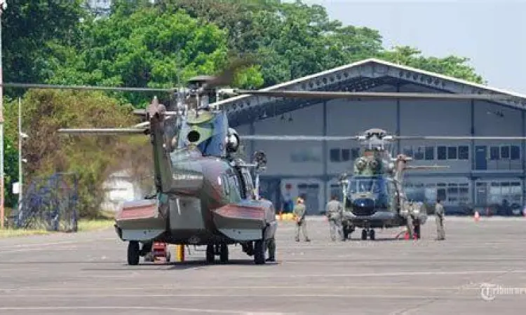 Anggota Paspampres bersiaga di depan pesawat kepresidenan